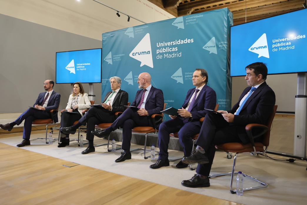 Los rectores y rectora de las seis universidades públicas madrileñas –Universidad de Alcalá (UAH), Universidad Autónoma de Madrid (UAM), Universidad Carlos III de Madrid (UC3M), Universidad Complutense de Madrid (UCM), Universidad Politécnica de Madrid (UPM) y Universidad Rey Juan Carlos (URJC) en el acto celebrado en la UAH. / CRUMA