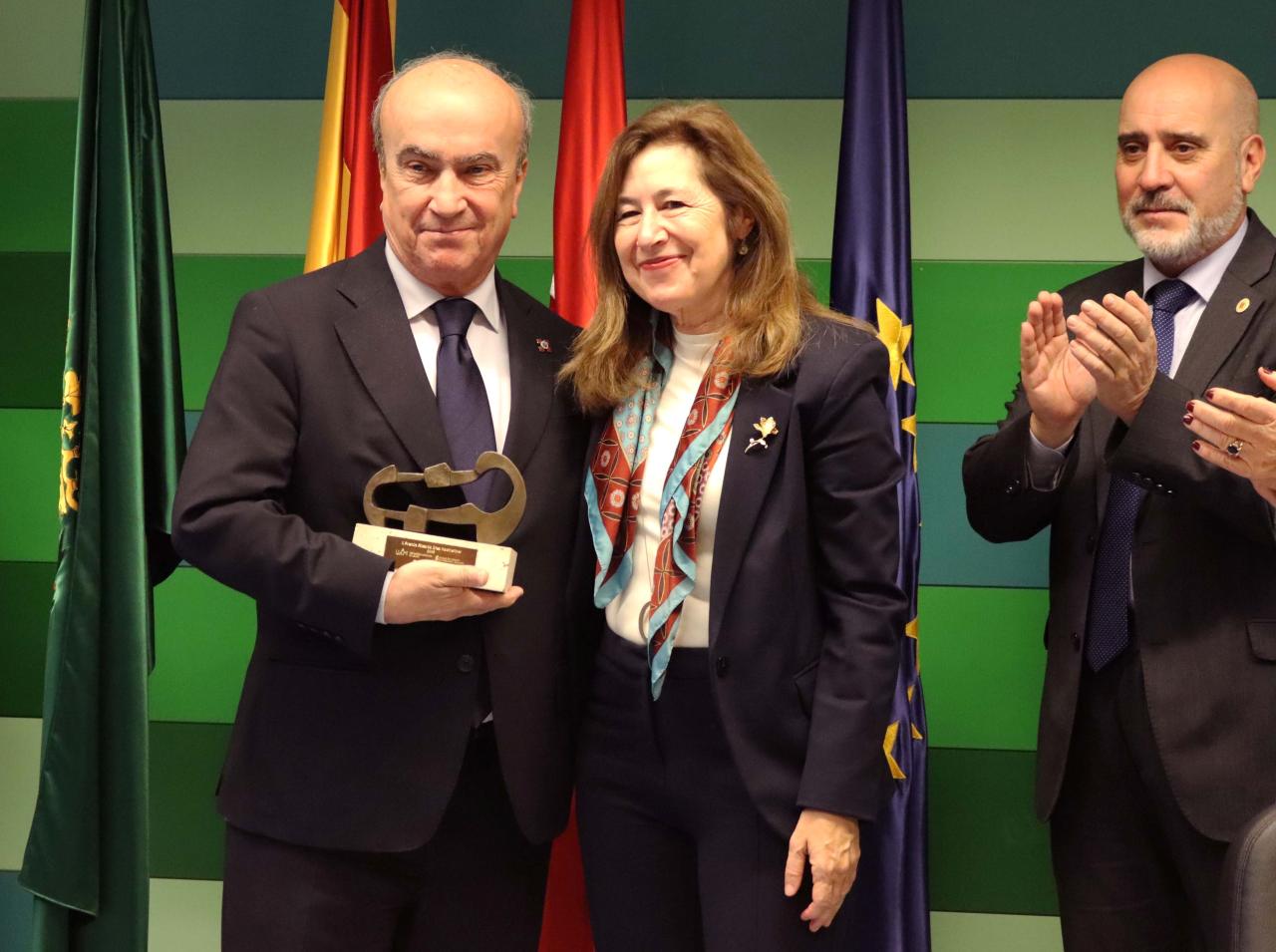 El secretario general de la OEI, Mariano Jabonero, posa junto a la rectora Amaya Mendikoetxea.