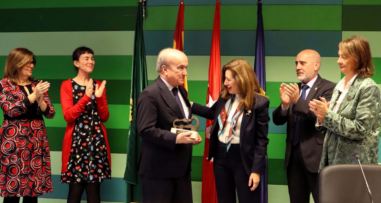 Momento en el que la rectora entrega el premio a Mariano Jabonero.