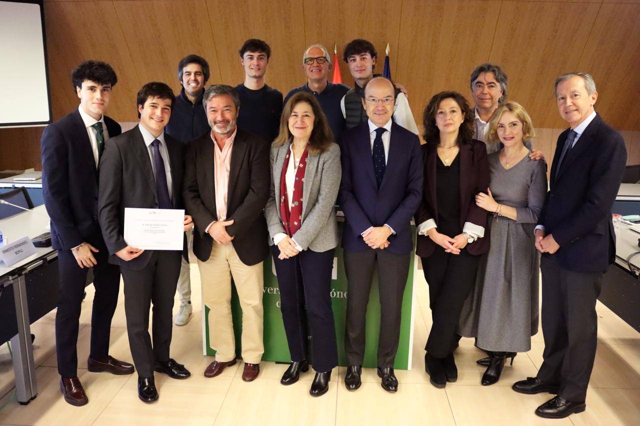 Los ganadores de los premios con sus familias, la rectora y el presidente del Consejo Social.