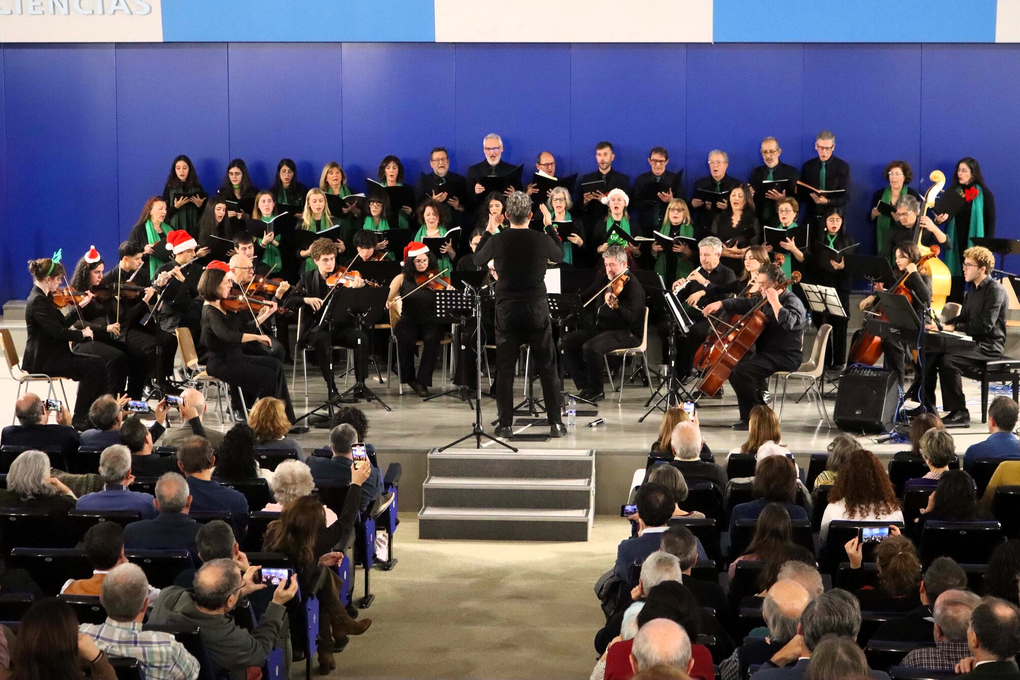 La Orquesta y Coro de la UAM (OCUAM), durante el Concierto de Navidad celebrado ayer en el Edificio de Biología. / UAM