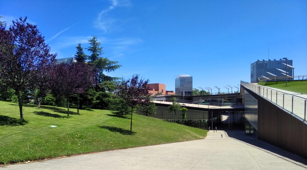 Entrada a la Plaza Mayor del Campus de Cantoblanco de la UAM. / UAM