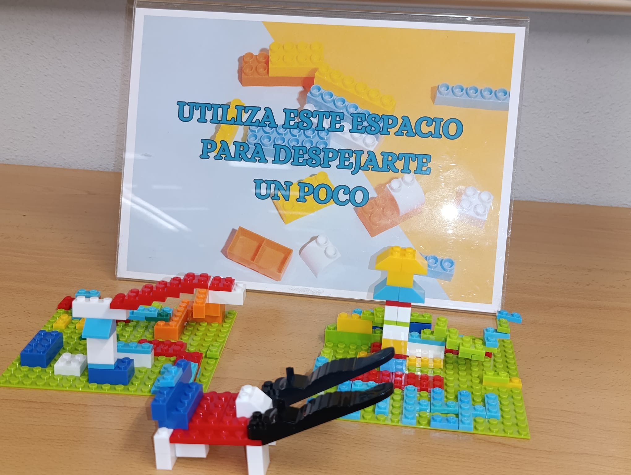 Cartel para animar a crear figuras con Lego