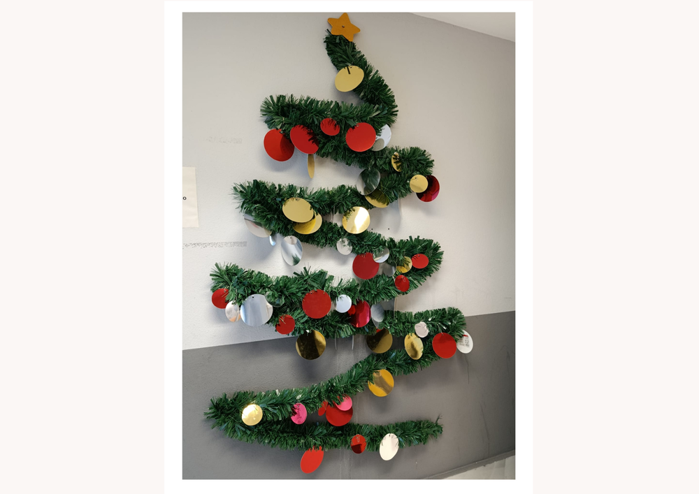 Imagen de un árbol de Navidad sobre la pared con bolas de papel.