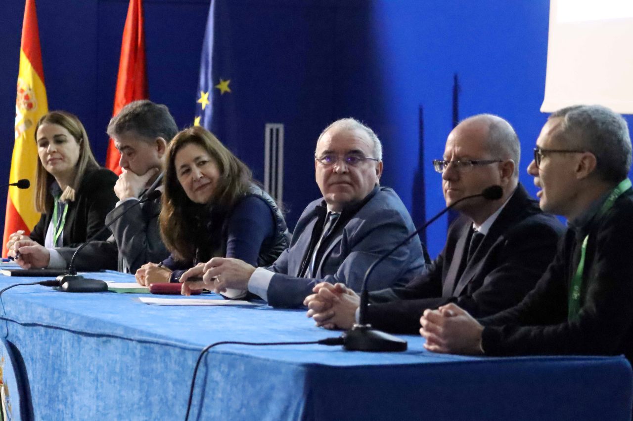 Imagen de la mesa presidencial. La rectora Amaya Mendikoetxea ha inaugurado el evento, junto a (de izquierda a derecha) Celia Tavares de Sousa, del comité organizador; Manuel Chicharro, decano de la Facultad de Ciencias; Francisco Castejón Magaña, consejero del Consejo de Seguridad Nuclear; Gastón García, director del CMAM y César Domingo, del comité organizador.