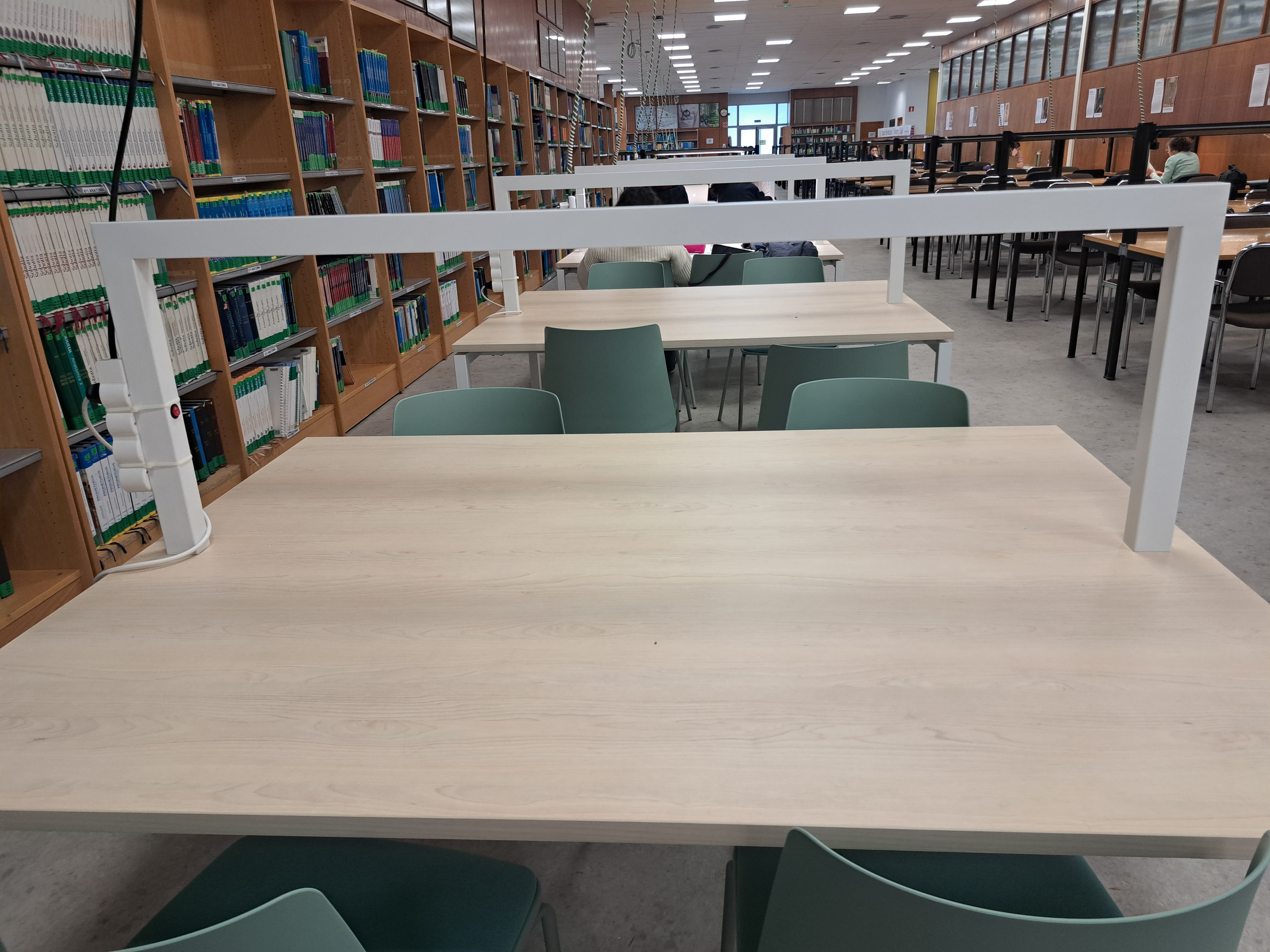 Nuevas mesas en la biblioteca de Medicina