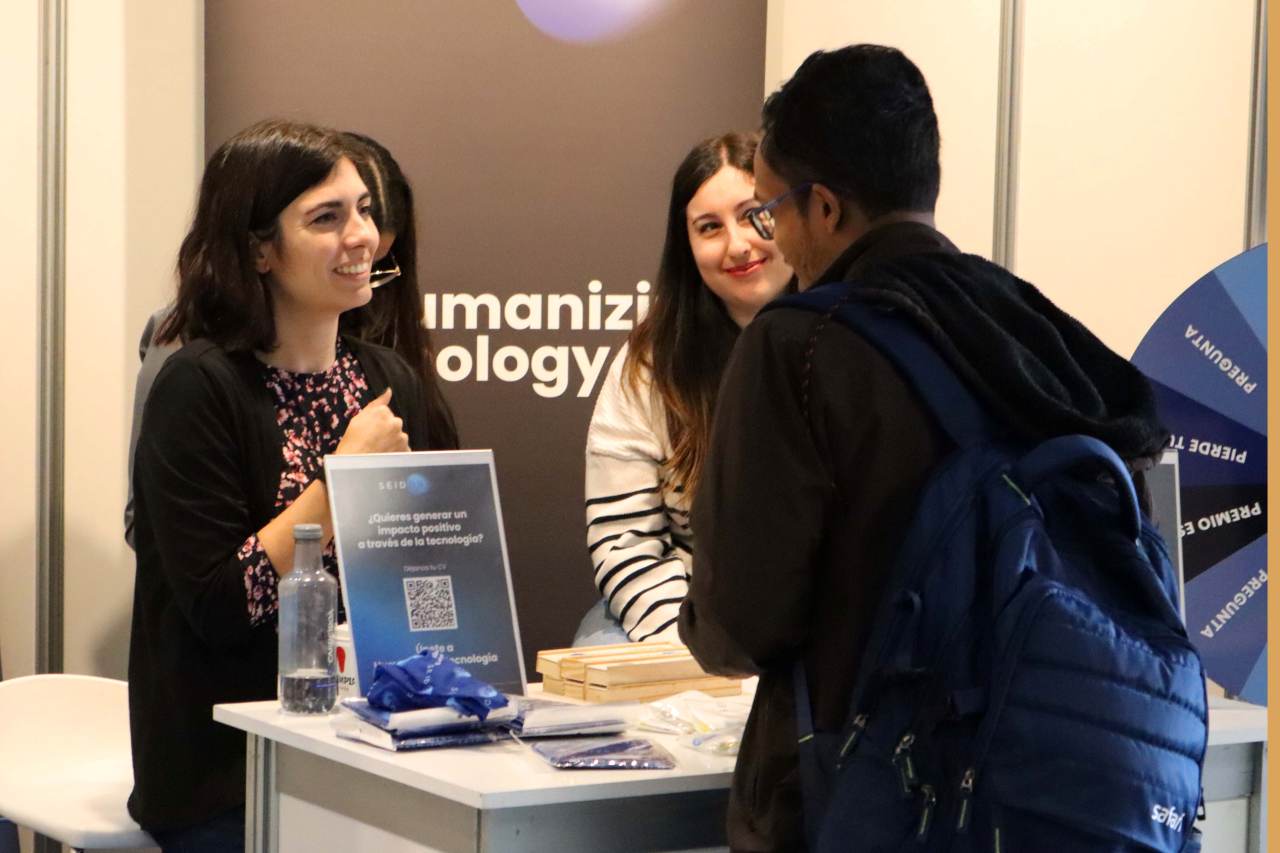 Imagen de uno de los stands del foro