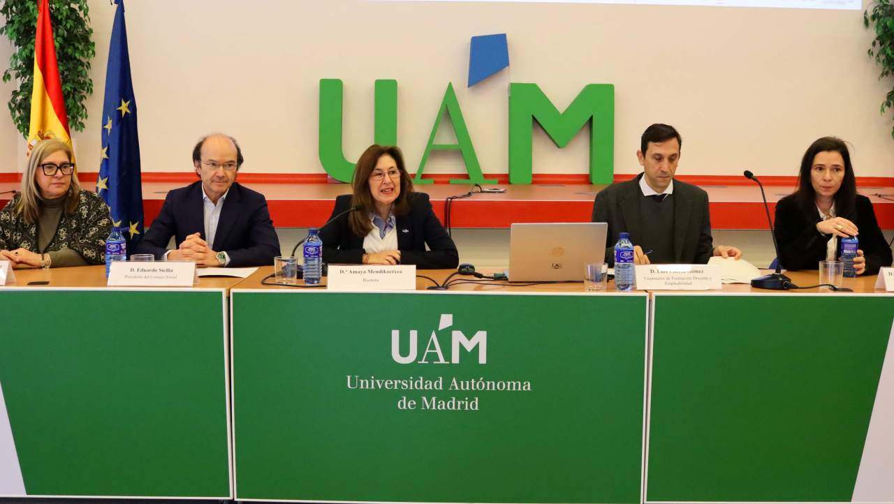 Imagen de la mesa presidencial del acto de inauguración del foro.