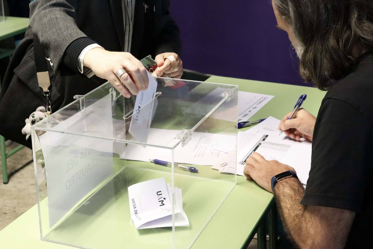 Imagen que muestra una urna y la mano de una persona votando.