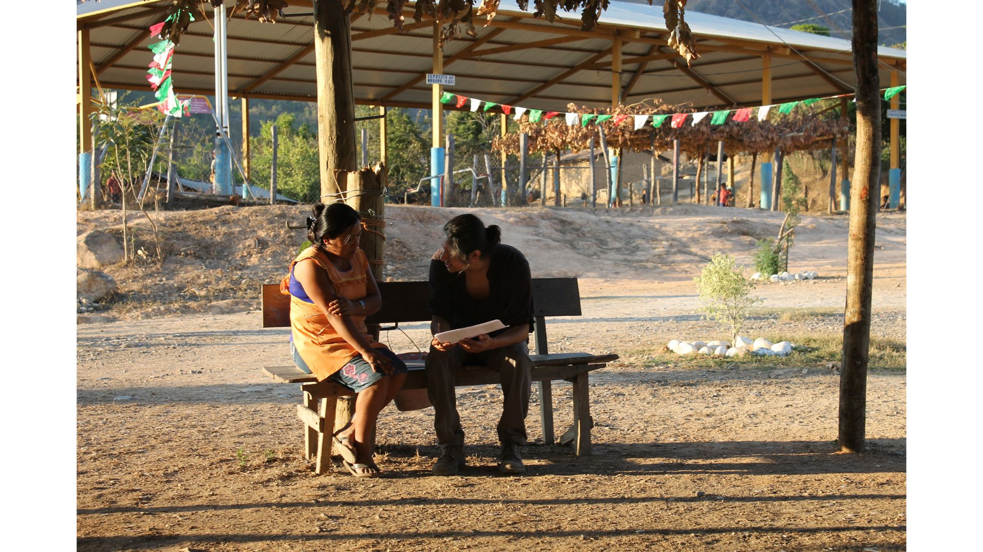 Isaac G-Santoyo conversa con una mujer de un pueblo originario de México sobre bebidas con fermentos.