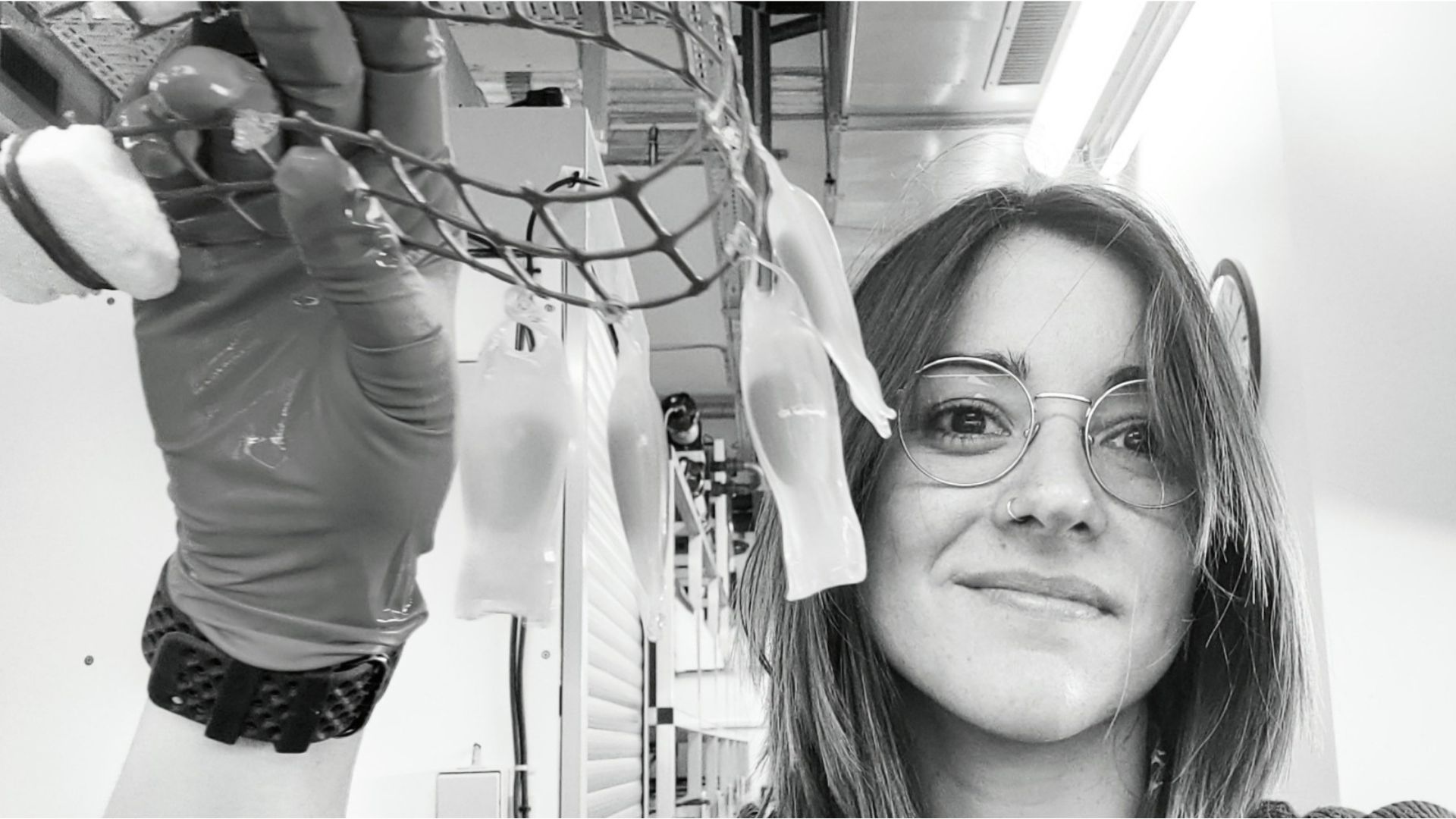 La investigadora postdoctoral Idoia Quintana está mostrando embriones de tiburón. Foto cedida por la entrevistada