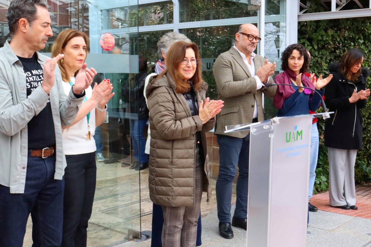Imagen de la rectora Amaya Mendikoetxea y miembros del Equipo de Gobierno, tras la lectura del Manifiesto con motivo del Día Internacional de las Mujeres 2026.