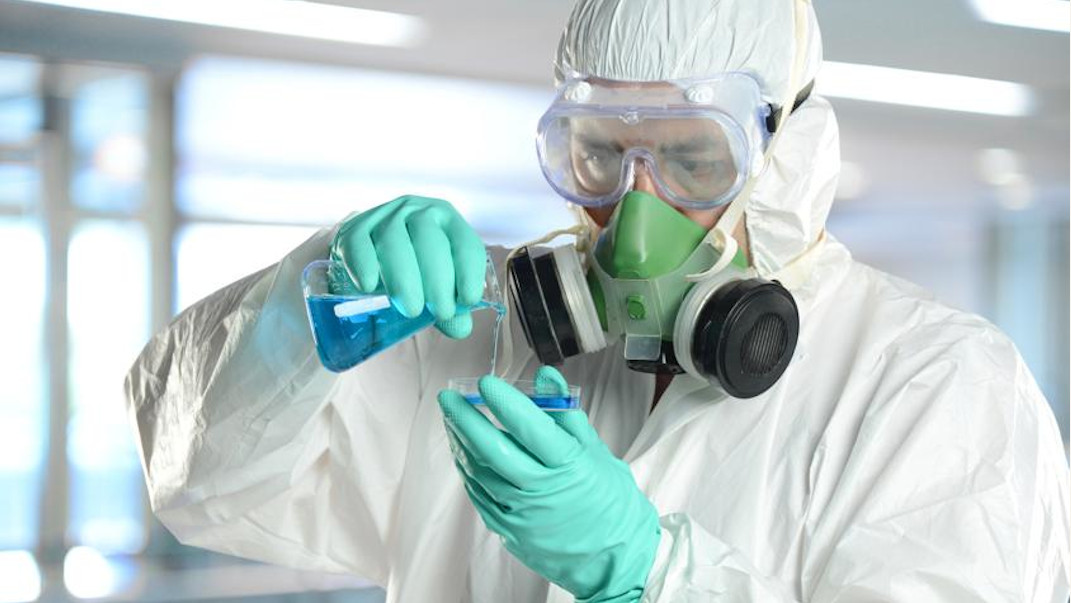 persona en laboratorio haciendo mezcla