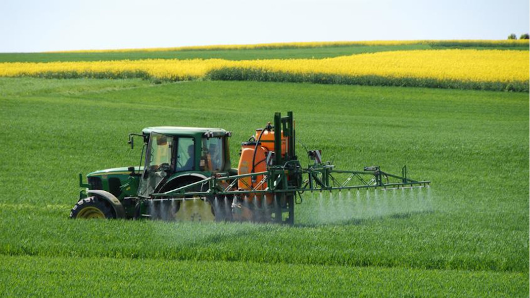 tractor trabajando en campo