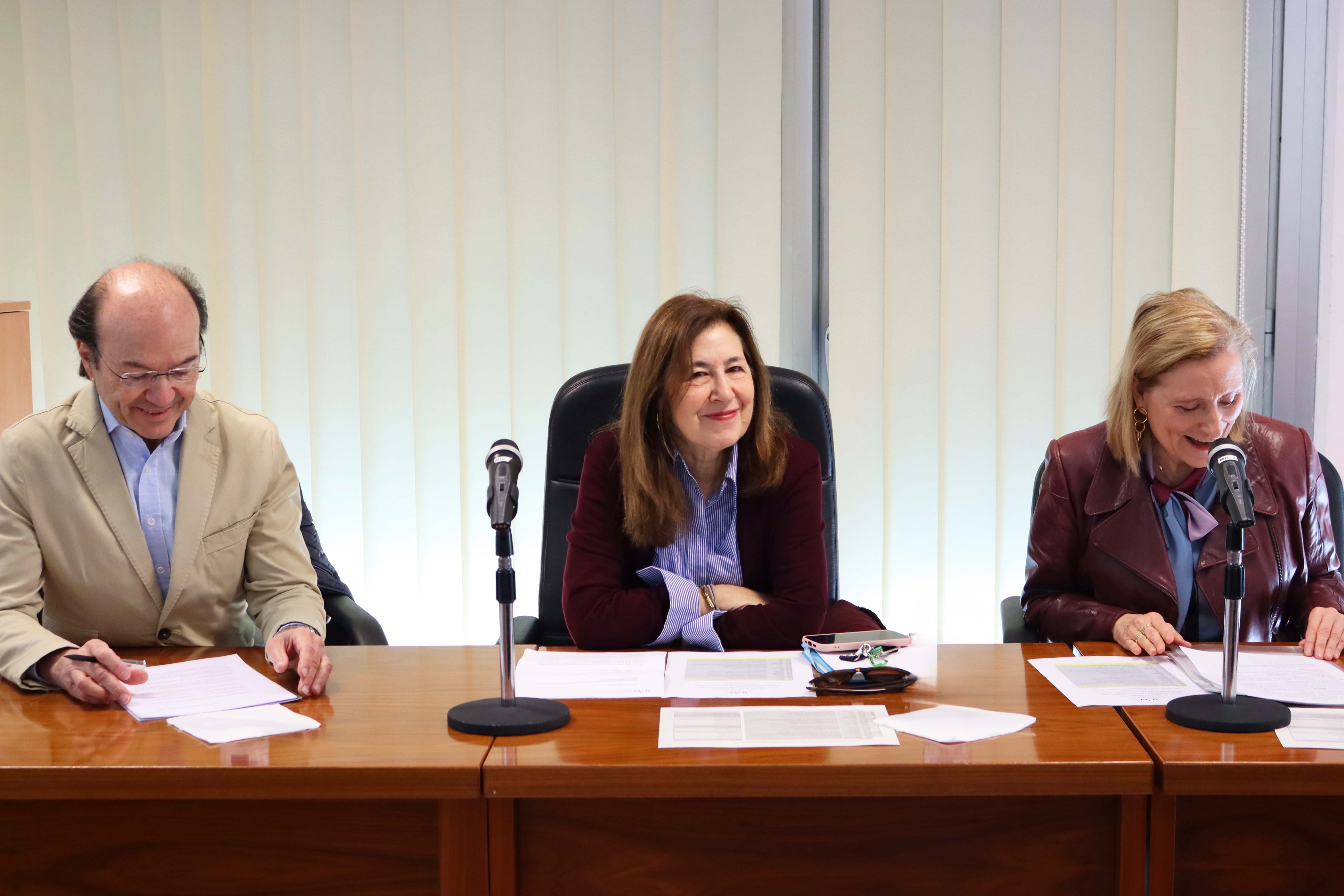 La rectora Amaya Mendikoetxea (centro), durante la inauguración del la jornada. Le acompañan el presidente del Consejo Social, Eduardo Sicilia, y la vicerrectora de Política Científica, María Ángeles Martín Cabrejas. / UAM
