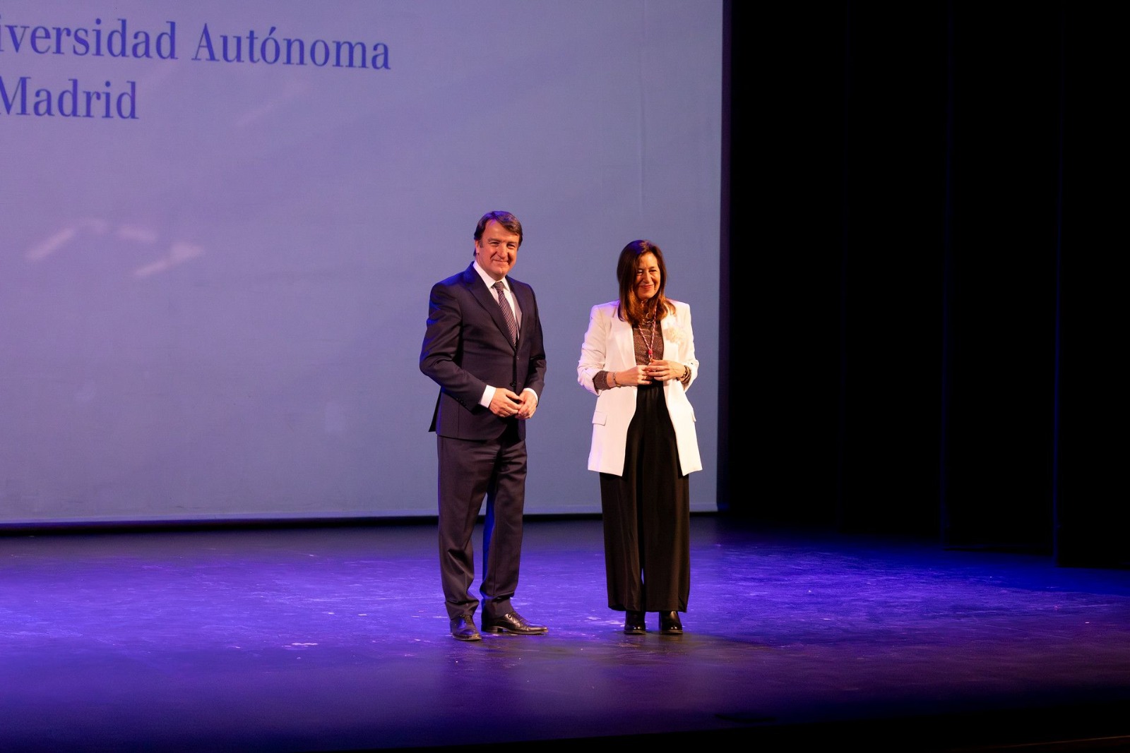 El alcalde de Tres Cantos y la rectora de la UAM sobre el escenario. 