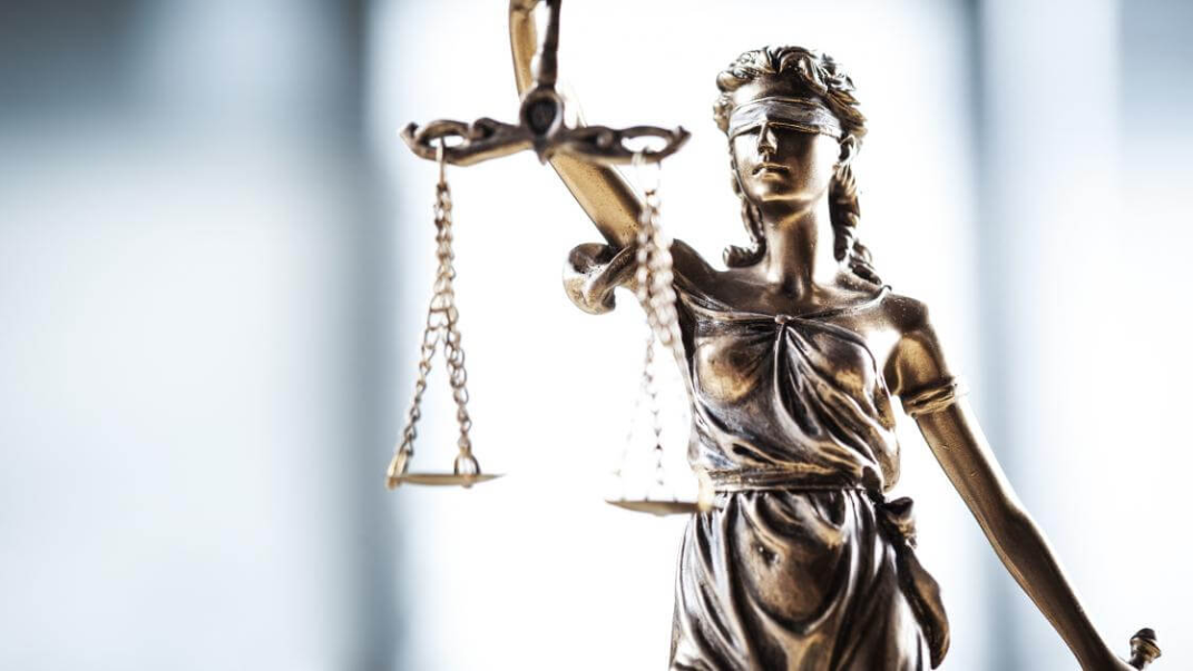 Dama de la Justicia con balanza