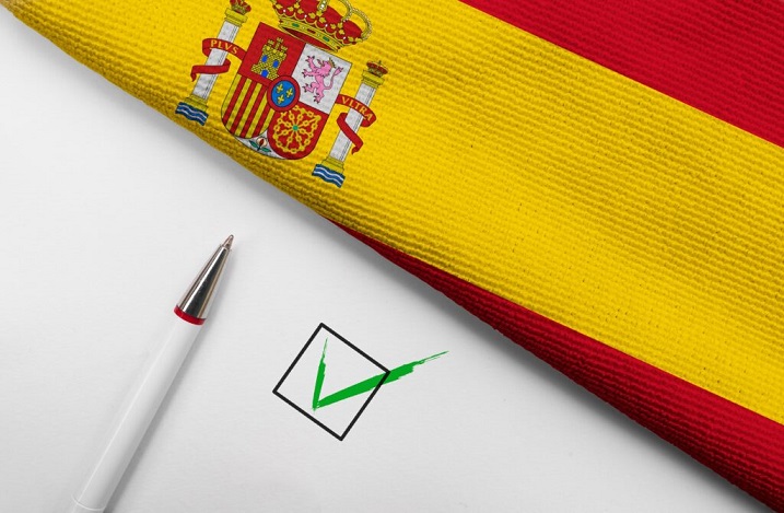 Foto de un tick y la bandera de España