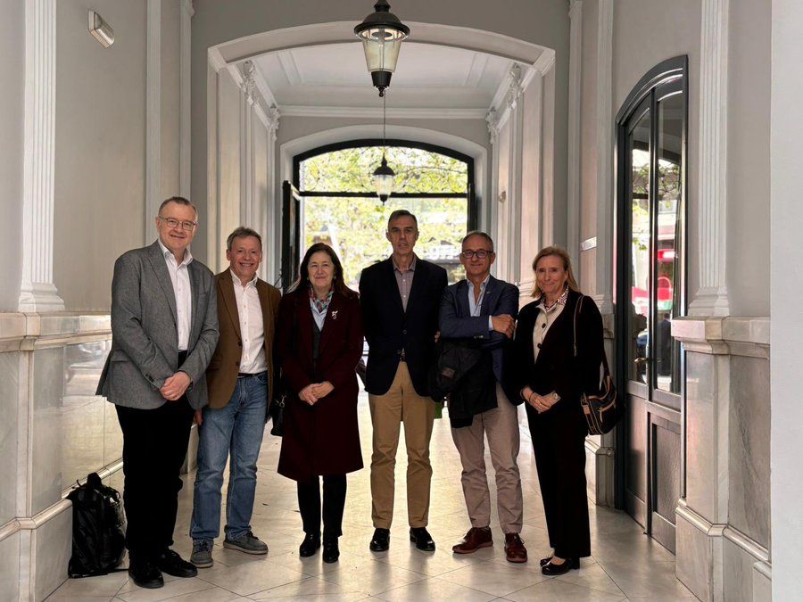 De izquierda a derecha: Enrique García Michel, Rubén Pérez, la rectora Amaya Mendikoetxea, Francisco J. García Vidal, Félix Zamora y María Ángeles Martín Cabrejas.