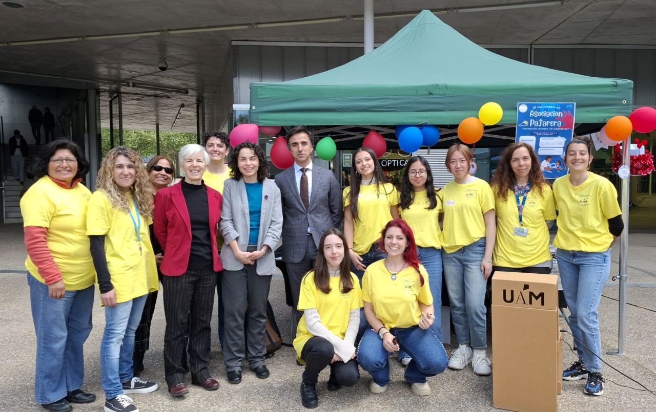 Imagen de grupo ante el stand de la Oficina de Acción Solidaria de la UAM.