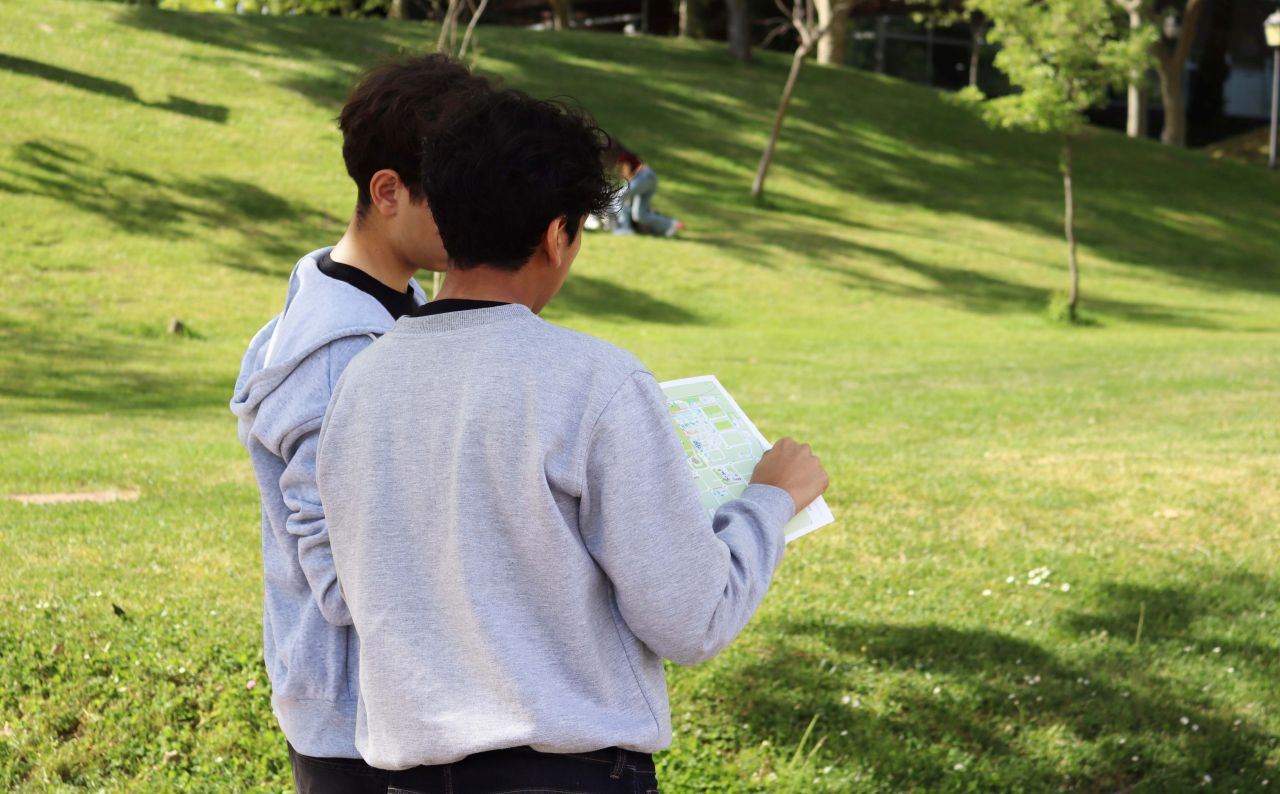 Dos jóvenes consultan un mapa en el Campus de Cantoblanco/ UAM