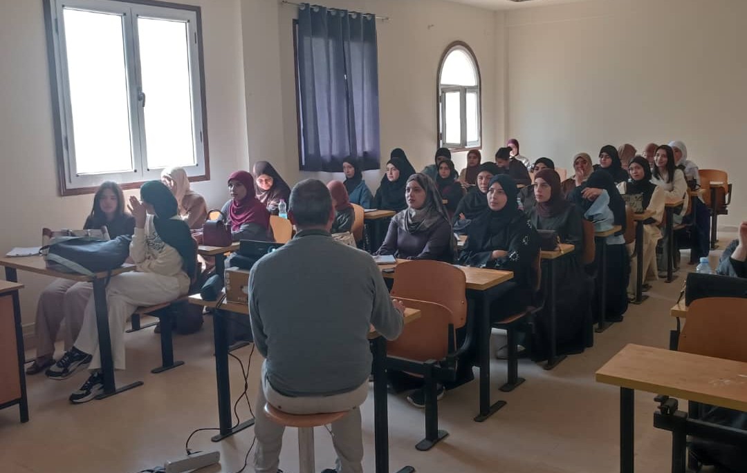 El profesor Juan Ignacio Robles impartiendo un seminario en la Universidad de Orán
