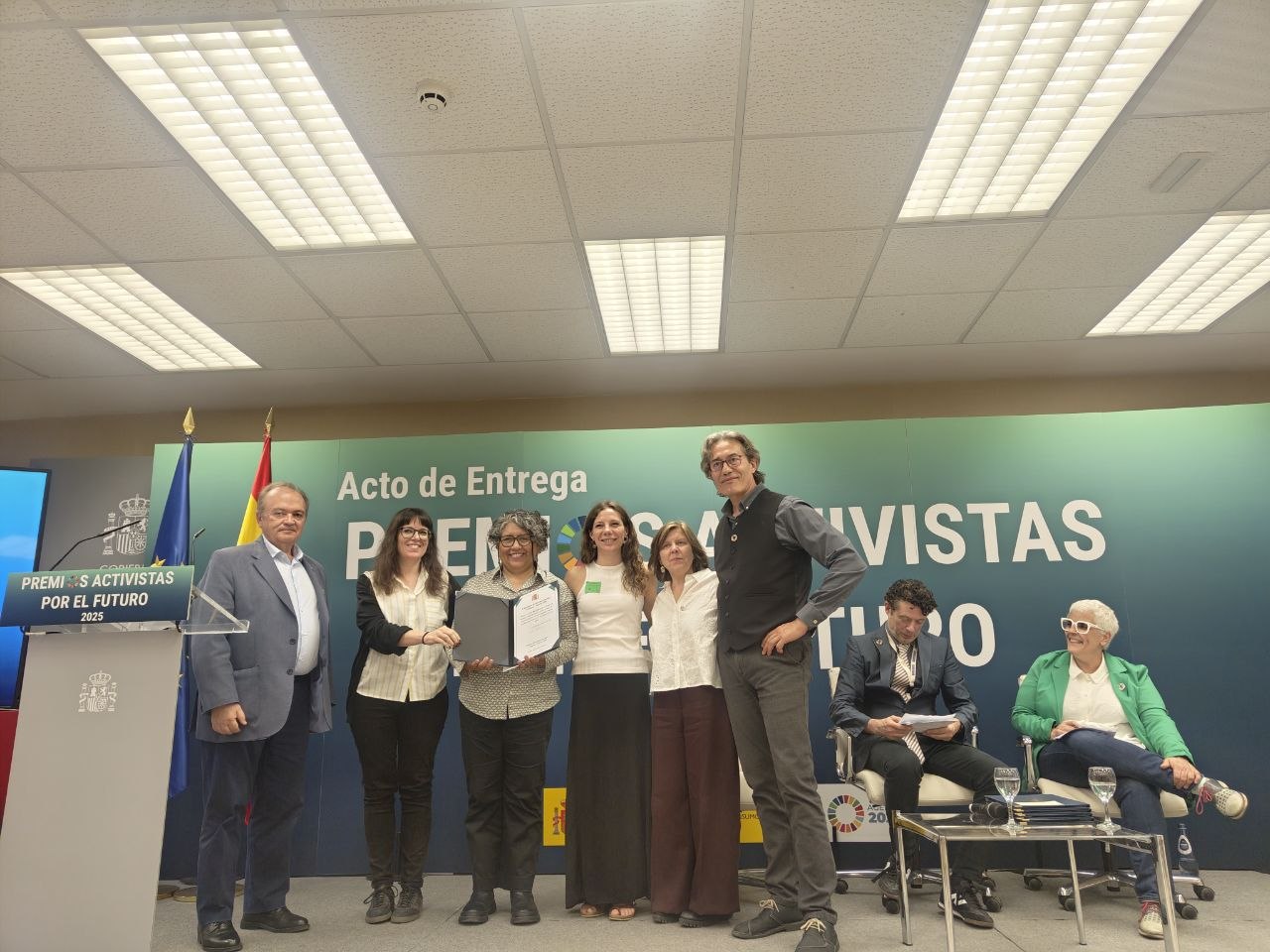 grupo de personas recogiendo premio