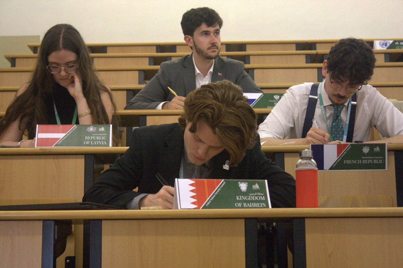 Estudiantes analizando textos