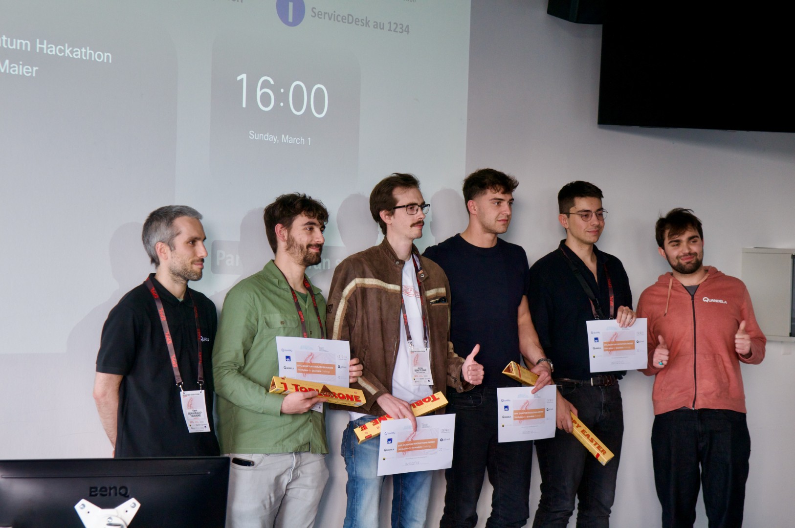 Estudiantes de la EPS con el premio