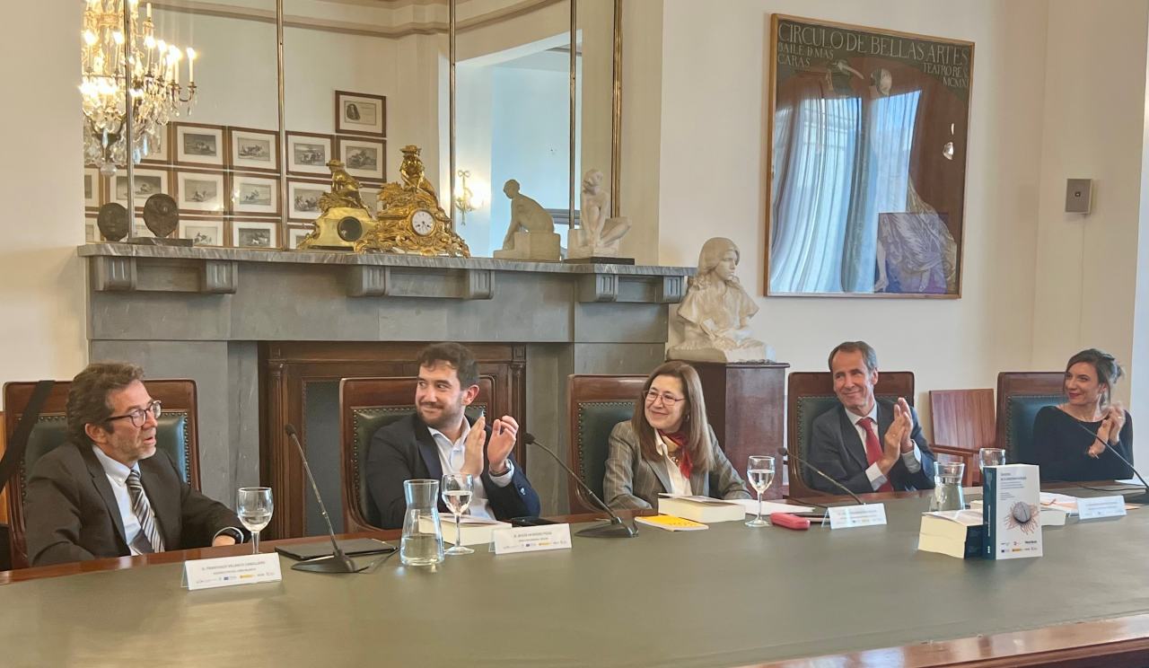 De izquierda a derecha, el profesor Francisco Velasco, el director de Red.es, la rectora Amaya Mendikoetxea, el decano de la Facultad de Derecho, y Beatriz Gregorachi.
