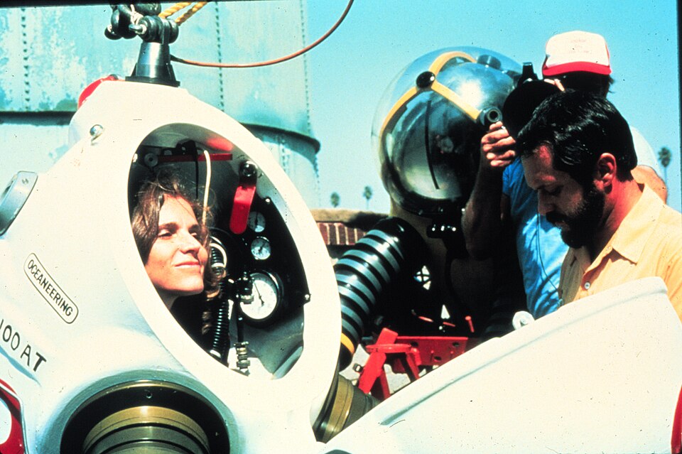 Imagen que muestra a Sylvia Earle a punto de realizar una exploración en el mar.