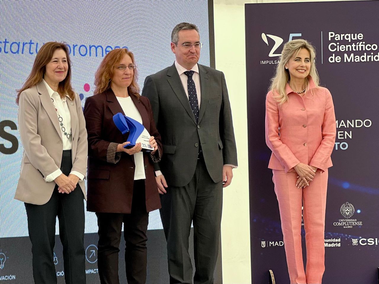 De izquierda a derecha, la rectora Amaya Mendikoetxea, los premiados de la empresa