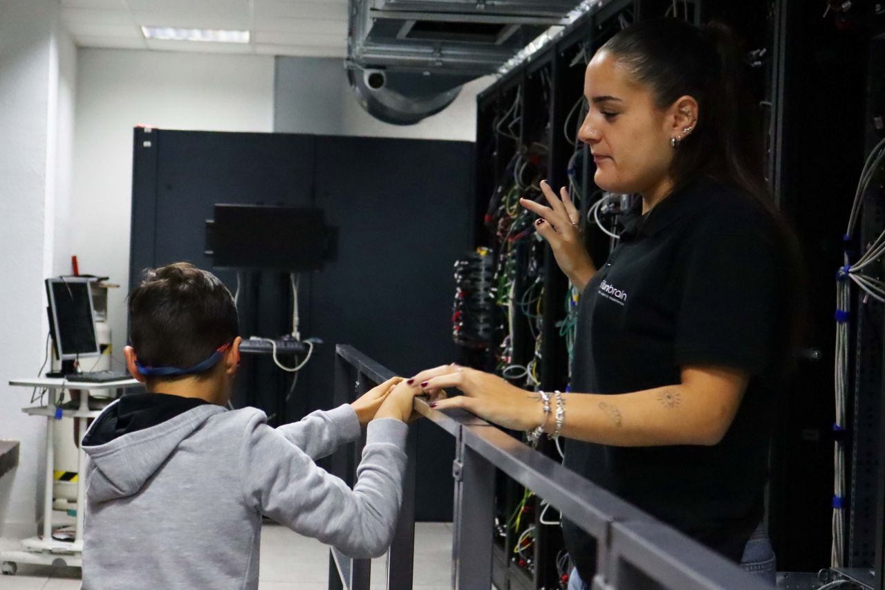 Un niño atiende las instrucciones de una técnico en el Centro de Computación Científica de la UAM.