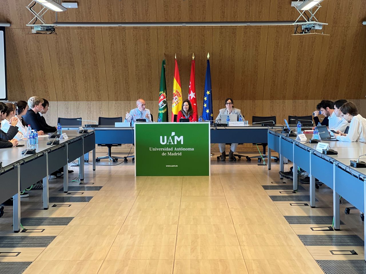 Imagen de la reunión en la Sala G del Edificio de Rectorado