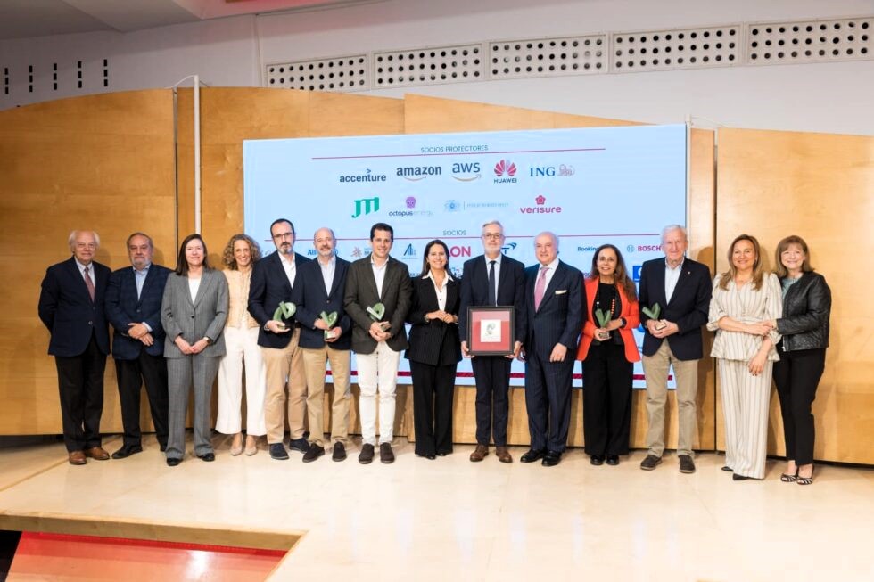 Foto de familia de los galardonados en los Premios Sostenibilidad 2026 de Multinacionales con España. / MCE