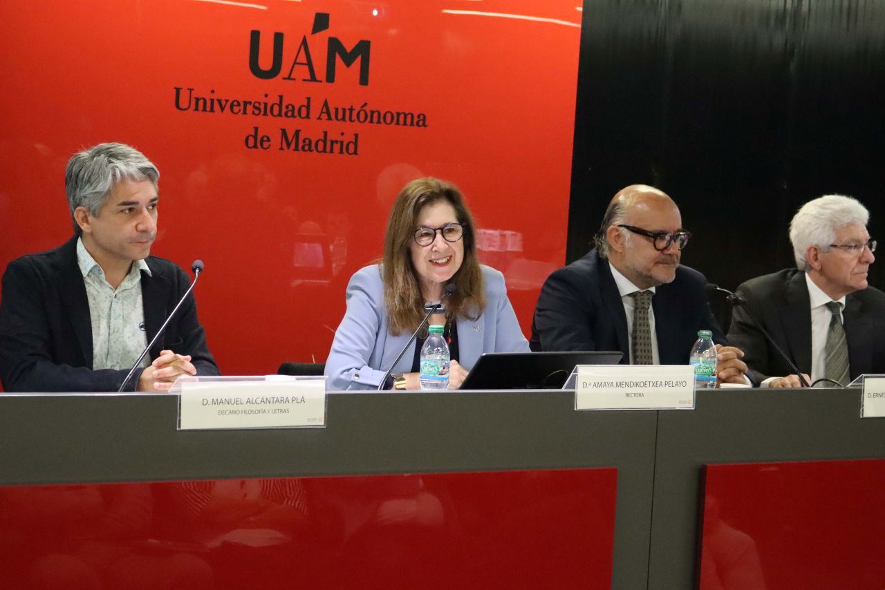 De izquierda a derecha, el decano de la Facultad de Filosofía y Letras, la rectora Amaya Mendikoetxea, el gerente y el director del Secyr, Joaquín Barrio.