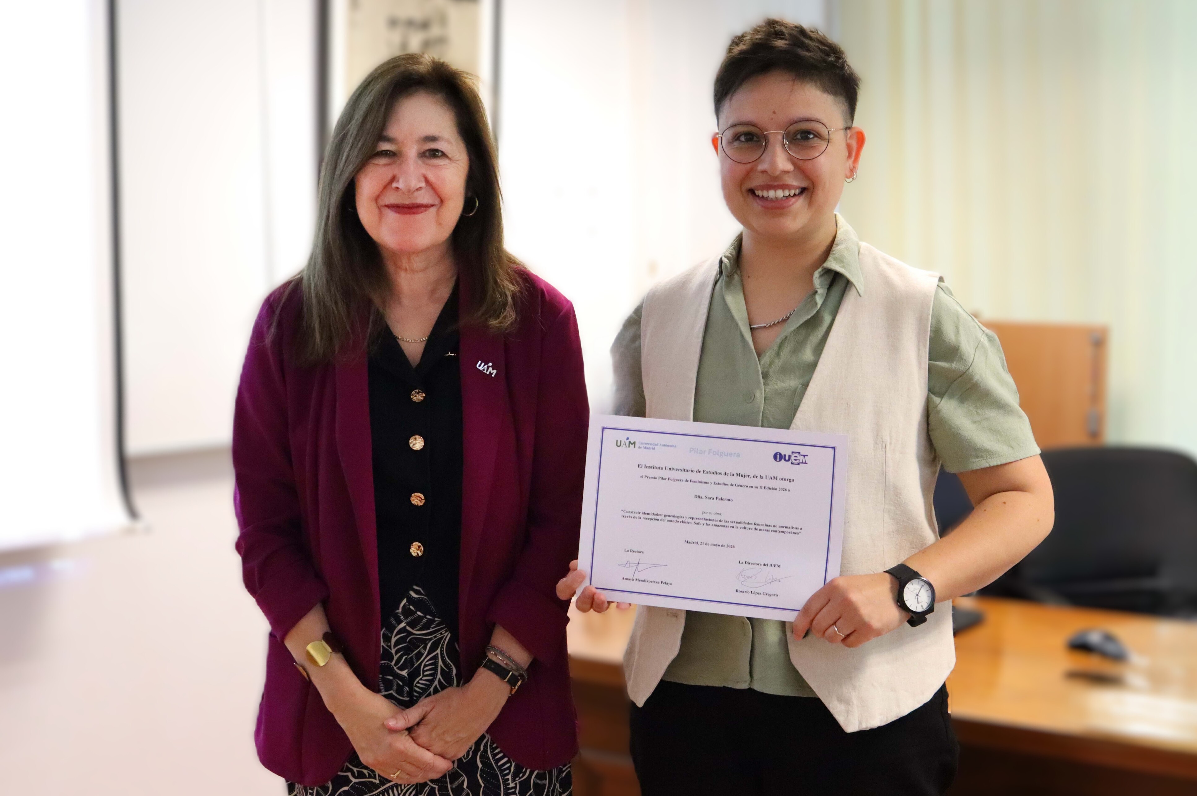 Sara Palermo, ganadora del Premio Pilar Folguera de Feminismo y Estudios de Género (tesis doctoral inédita), junto a la rectora Amaya Mendikoetxea, tras la entrega de galardones. / UAM
