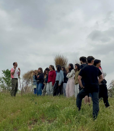 pastor con grupo de personas