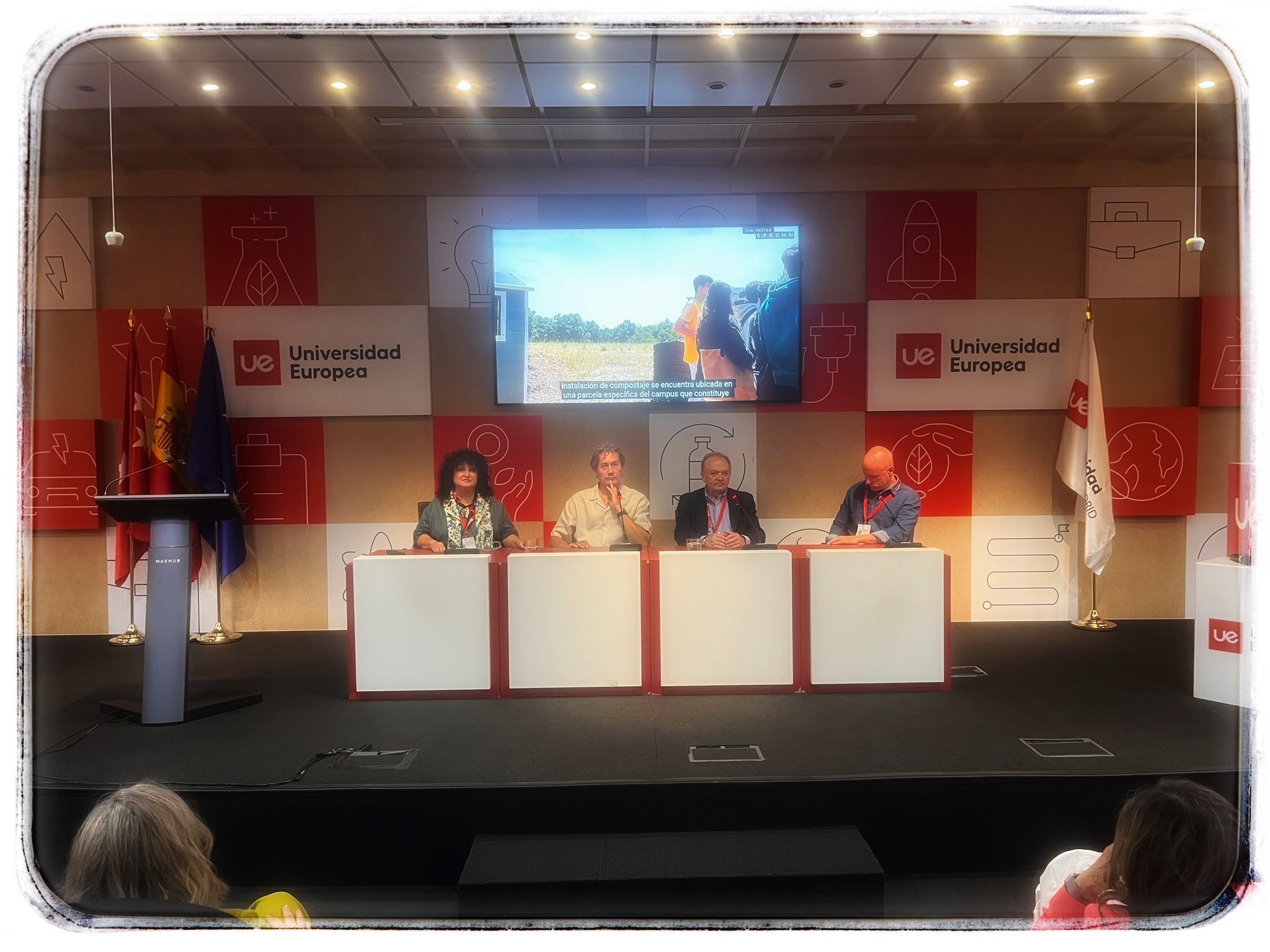 Personas en mesa de debate