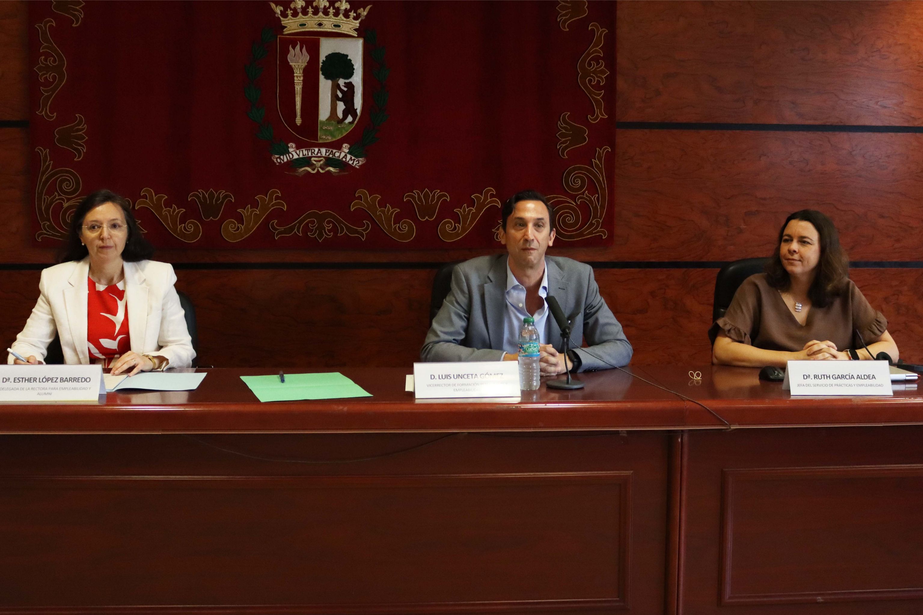 En la fotografía, Esther López Barrero, delegada de la rectora para Empleabilidad y Alumni; Luis Unceta, vicerrector de Formación Permanente y Empleabilidad; y Ruth García Aldea, jefa del servicio de Prácticas y Empleabilidad
