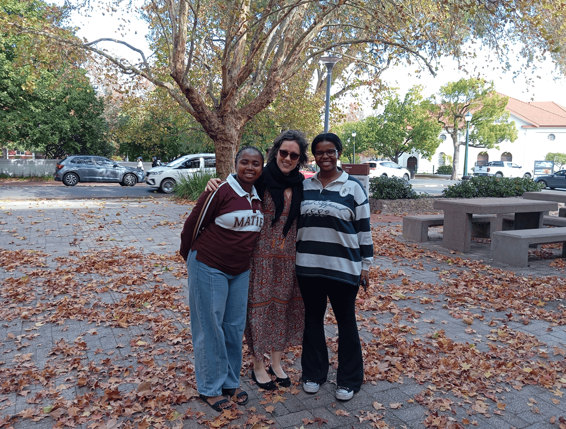 Las profesoras Lidia Caminero  con dos personas de la universidad de Stellenbosch