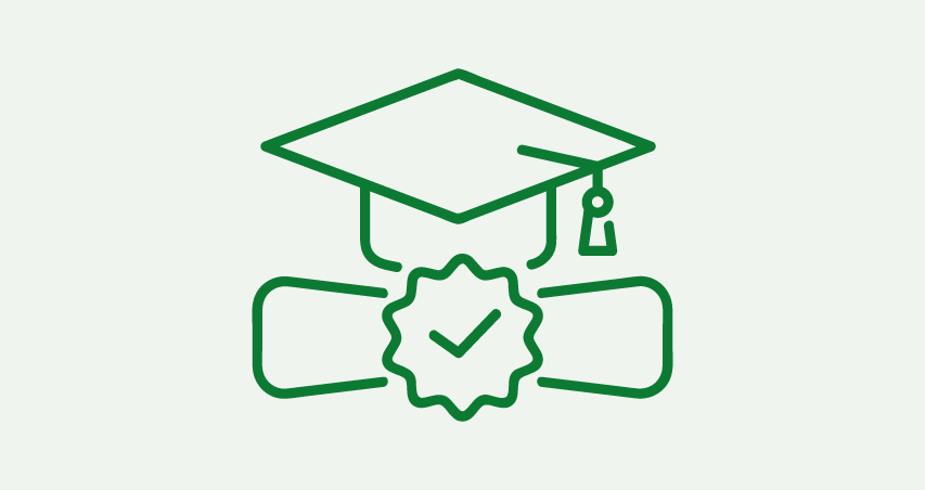 birrete con un diploma debajo