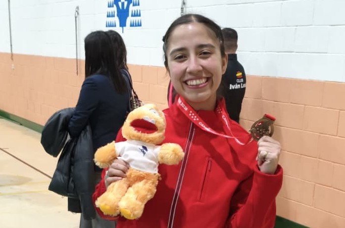 Foto de medallista de la UAM en CUM de Kárate