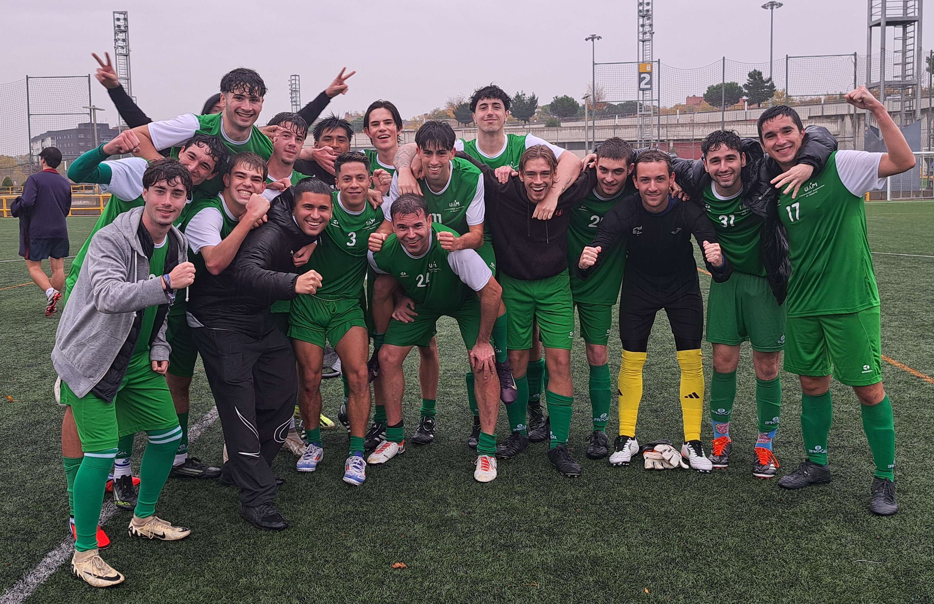 Foto de los jugadores y entrenador del equipo Fútbol 11 Masculino UAM. Curso 25-26