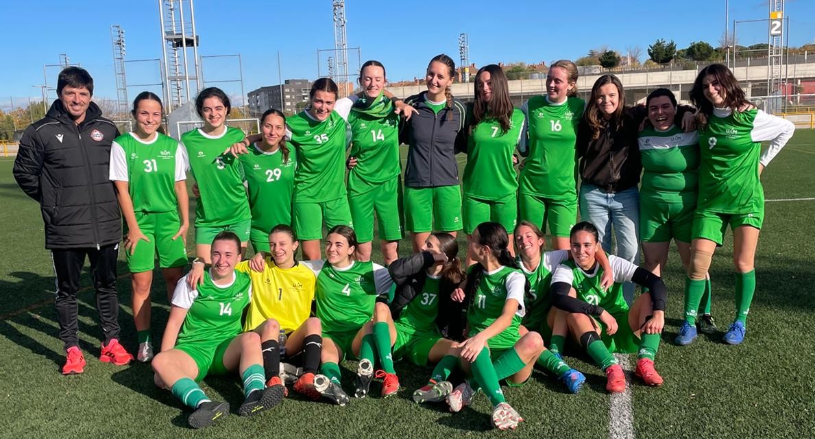 Foto de las jugadoras y entrenador del equipo Fútbol 11 Femenino UAM. Curso 25-26