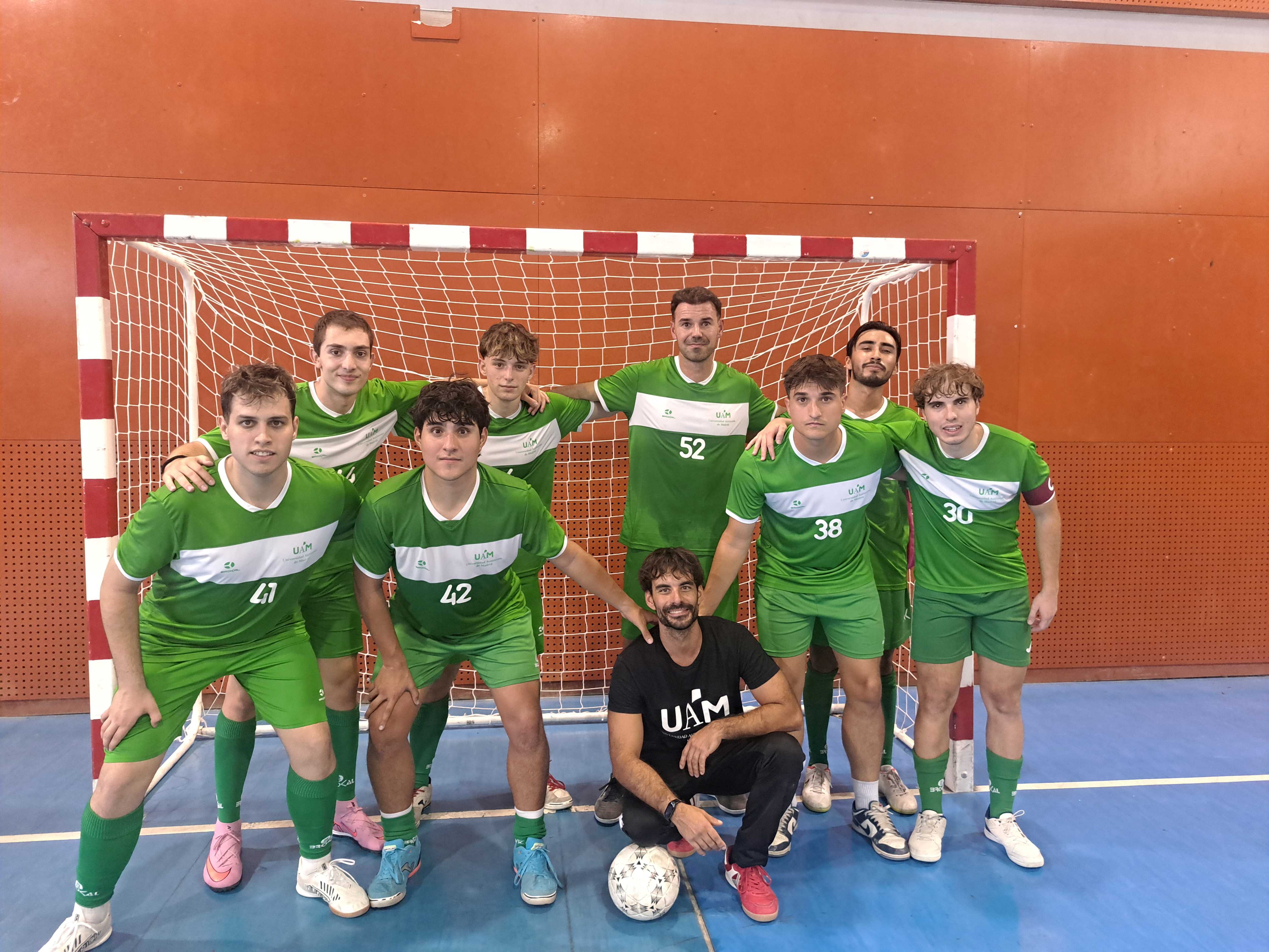 Foto de los jugadores y entrenador del equipo de Fútbol-sala masculino. Curso 25-26