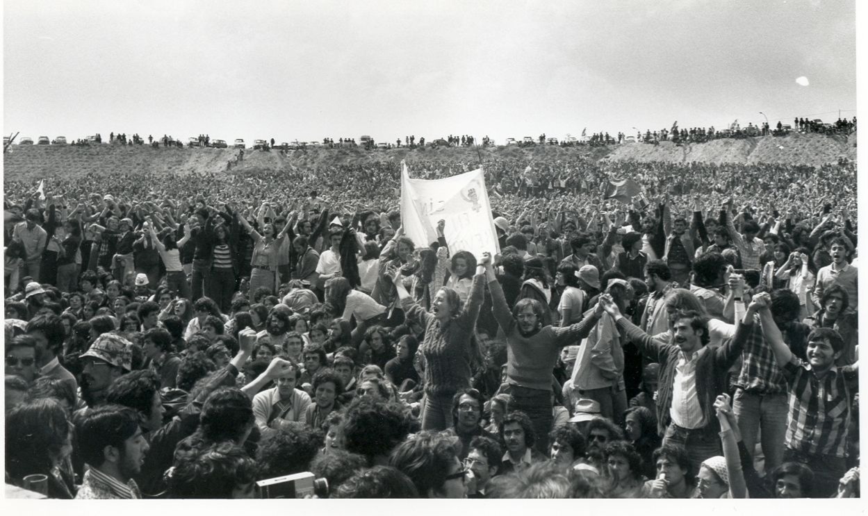 Imagen que muestras a cientos de jóvenes durante la celebración del Festival de los Pueblos Ibéricos, el 9 de mayo de 1976, en el Campus de Cantoblanco.