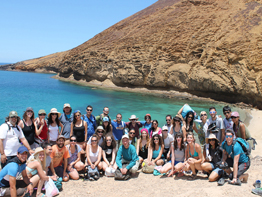 grupo de personas con mar de fondo