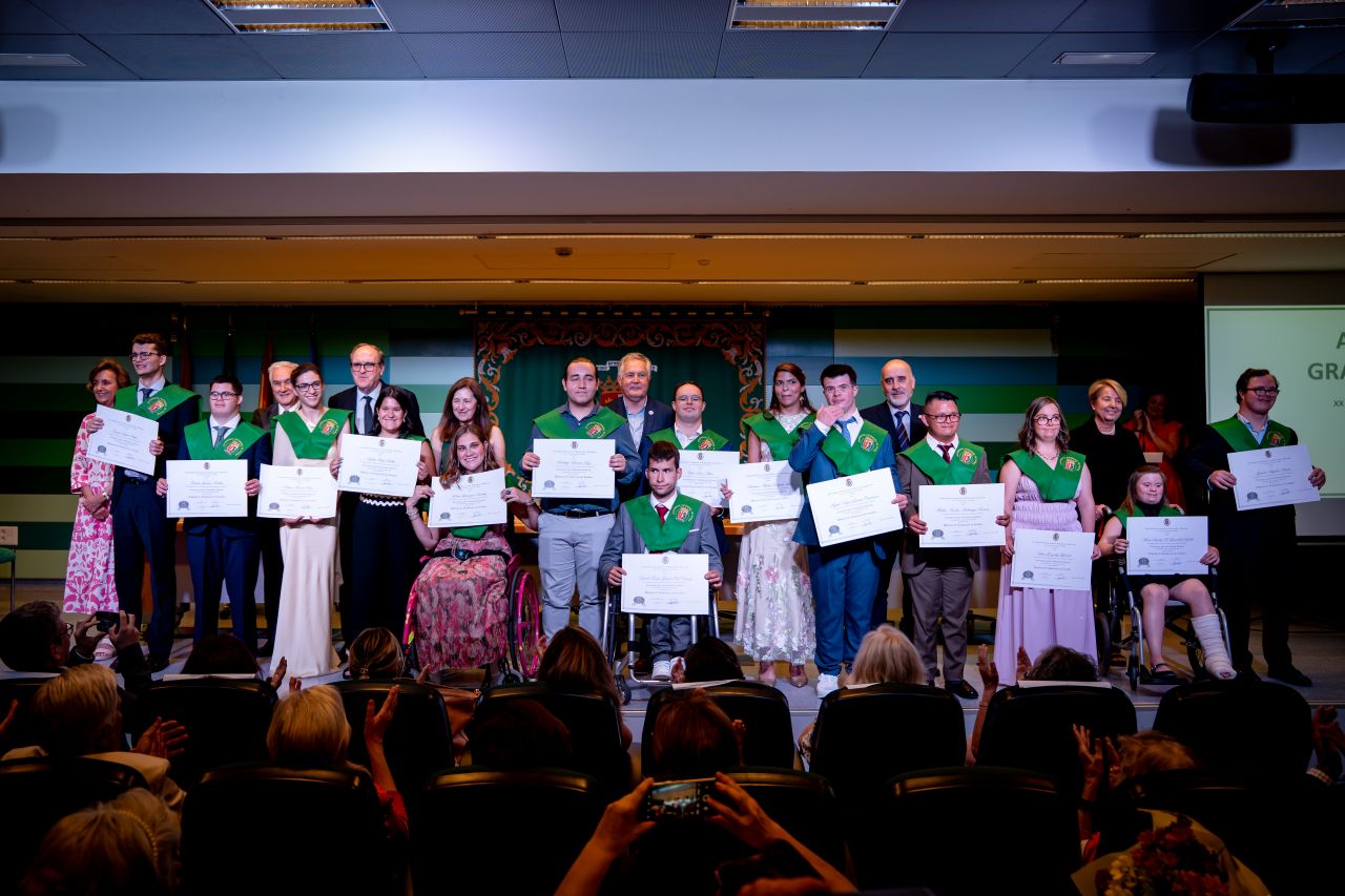 foto de familia de la XX promoción y autoridades.