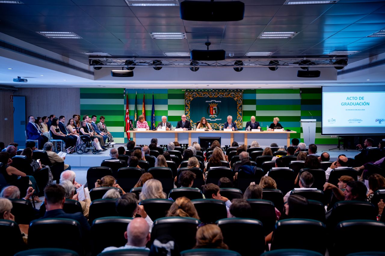 imagen de la sala con la mesa presidencial y el público asistente.